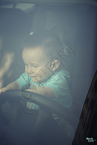 小男孩在汽车里玩着方向盘的小男孩图片