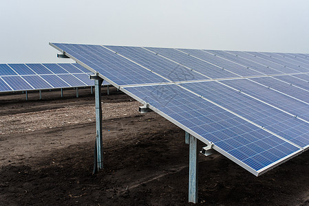 生态绿色能源 地面上安装的太阳能电池板厂建筑经济场地太阳力量农场科学控制板发电机车站图片