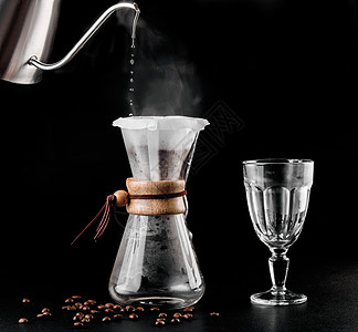 Chemex 咖啡机是一款手动倾倒式玻璃咖啡机 Chemex 是一种冲泡咖啡的设备 冲煮咖啡调酒师酿造厨房方法航空勺子咖啡师香气图片