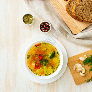健康明亮的春泉蔬菜饮食素食汤萝卜食物菜花面包白色绿色勺子烹饪土豆豆子图片