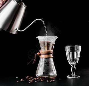 Chemex 咖啡机是一款手动倾倒式玻璃咖啡机 Chemex 是一种冲泡咖啡的设备 冲煮咖啡饮料厨房酿造餐厅黑色勺子香气调酒师杯图片