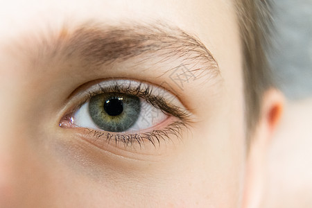 少年蓝绿色眼睛的特写 一个肤色浅的青年 有一双漂亮的眼睛 选择性的焦点图片