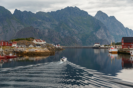 挪威海景 镇的城市景观 一艘小船在半岛 帆船 岩石海岸和戏剧性的天空之间移动 挪威斜坡上房屋的经典景色风景海岸线旅行反射全景森林图片