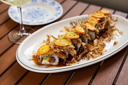 装饰得非常好的新鲜寿司卷 顶级视图 特写 在背景中一杯香肠图片