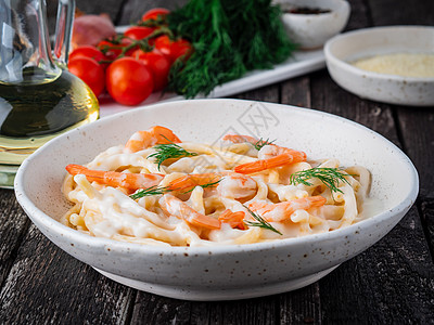 意大利意大利面意面 加上虾 贝沙梅酱和切碎灰色面条食物海鲜桌子盘子美食奶油状饮食奶油图片