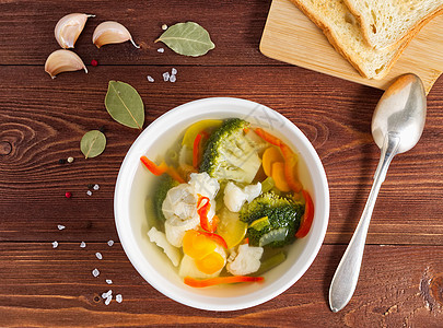 明亮的饮食素食汤用花椰菜 西兰花 a木头土豆肉汤胡椒萝卜产品杯子蔬菜面包青豆图片