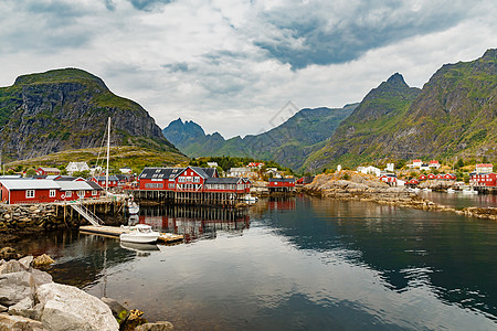 罗弗敦群岛 经典的挪威风景 海岸上红色的小渔屋 小船 岩石海岸 天空壮观反射航程支撑旅游森林爬坡房子渔船石头旅行图片