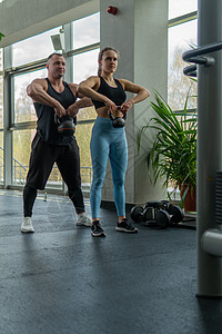 重量锻炼手健身房举重训练女性沉重的旗帜生活方式 适合女性和女孩腿部的锻炼 活动副本 垃圾运动的人健美健身房力量横幅水平哑铃运动员图片