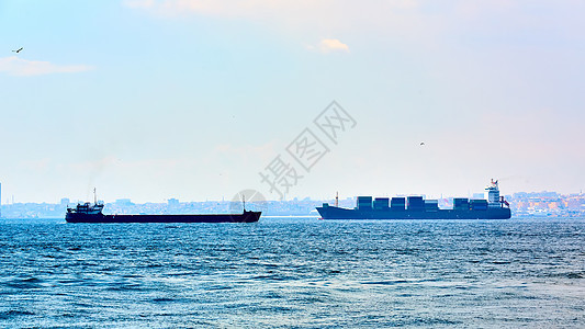满载集装箱船和油轮通过Bosphorus进口货轮火鸡油船旅行海洋商业出口贸易货运图片
