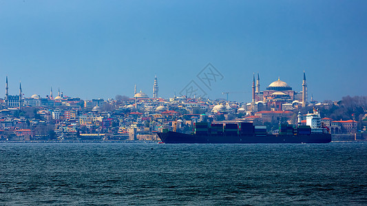博斯普鲁斯海峡的集装箱船 背景是圣索非亚大教堂 伊斯坦布尔 土耳其图片