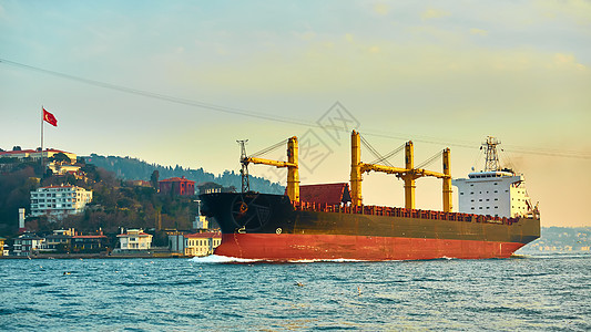 Bosphorus海峡巨型原油油轮 土耳其伊斯坦布尔干货船大部分导航物流贸易货物蓝色海洋旅行金角图片