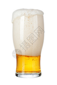 单杯啤酒关上隔离在白底白色背景的小路液体反射酒精酒吧啤酒厂泡沫气泡啤酒宏观图片