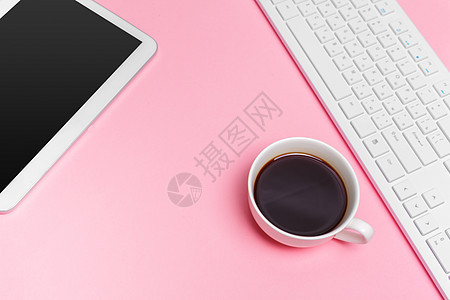 粉红妇女有电脑键盘和用品的创造性工作空间 最佳视野图片