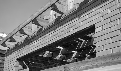 黑白照片 正在建设中的私人住宅楼 木框架屋顶结构 在建未完工的砖房 特写背景