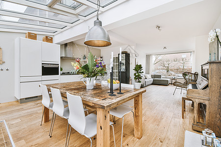 宽敞的客厅 厨房开放木地板地面桌子天花板钢琴日光装饰软垫椅子家具图片