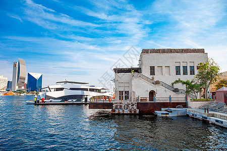 著名的有名的铁丝网和游艇在海上运河上建筑地标市中心旅行商业城市码头建筑学公寓旅游图片