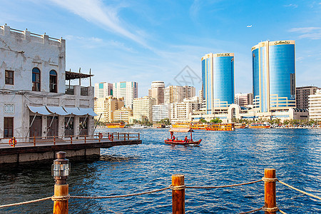 著名的有名的铁丝网和游艇在海上运河上摩天大楼公寓旅游天际地标景观市中心场景海湾旅行图片