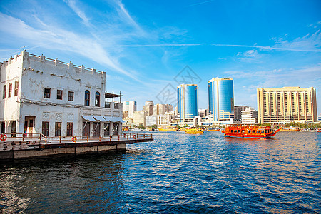 著名的有名的铁丝网和游艇在海上运河上旅行建筑学海湾俱乐部港口建筑天空旅游公寓地标图片