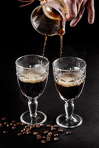 Chemex 咖啡机是一款手动倾倒式玻璃咖啡机 Chemex 是一种冲泡咖啡的设备 冲煮咖啡调酒师杯子方法厨房香气黑色饮料咖啡师图片