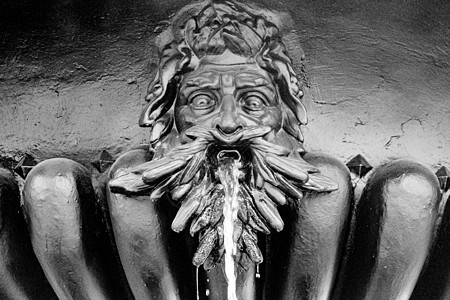 人头的雕像喷着不老泉水 从他嘴里流出水来图片