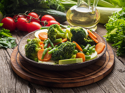 混合煮熟蔬菜 蒸汽蔬菜 用于低热量饮食的低卡路里餐饮美食家菜花生物低脂肪午餐沙拉食物橙子盘子桌子图片
