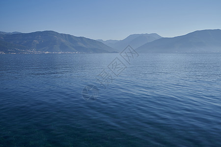 黑山亚得里亚海中山峰的清晨海景图片