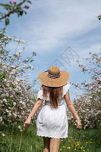 年轻的caucasian年轻女人 享受着苹果树的开花植物群公园黑发女孩季节花朵幸福叶子香气花园图片