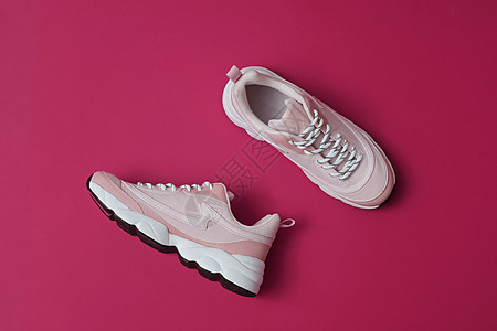 无品牌的现代运动鞋 粉红色背景的运动鞋 最佳视野图片