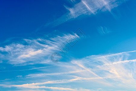 深蓝天空背景的羽云图片
