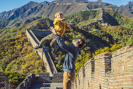 快乐快乐的游客爸爸和儿子在中国长城玩得开心 在亚洲度假期间微笑着欢笑和跳舞 中国目的地 在中国概念中与孩子一起旅行图片