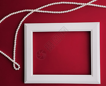 白色横向艺术框架和红背景珍珠首饰 如平板设计 艺术品印刷或相册等房子木头小样摄影销售画廊专辑海报项链奢华图片