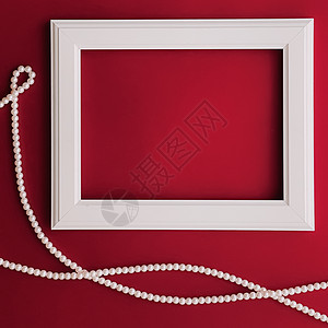 白色横向艺术框架和红背景珍珠首饰 如平板设计 艺术品印刷或相册等风格店铺画廊房子娘娘腔奢华项链摄影打印专辑图片