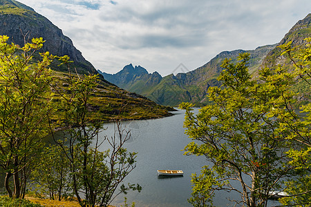 挪威山湖风景如画的海岸靠近罗弗敦群岛 渔船 绿草覆盖的山坡被阳光照亮 最纯净的水海滩全景旅行反射峡湾岩石旅游假期山脉日落图片