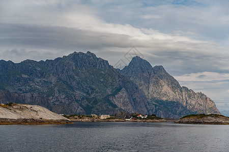 挪威海景 岩石海岸和戏剧性的天空 阳光穿过云层 陡峭的悬崖 被太阳照亮的小岛石头海洋旅行蓝色支撑风景反射海岸线航程旅游图片