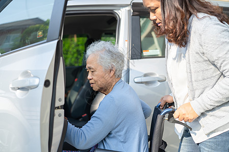 坐在轮椅上的亚洲老年或老年老妇人准备上车 健康强健的医疗理念照顾者疾病车辆卫生旅行运输麻痹女士退休帮助图片