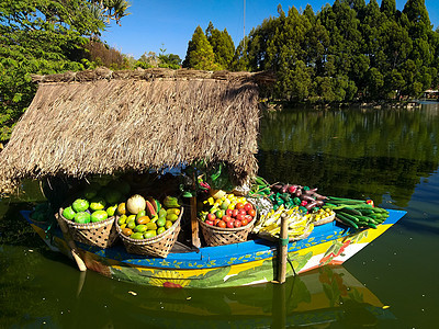 装满蔬菜和水果的船图片