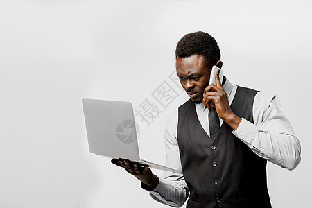 有影响力的非洲导演通过电话讲话并向笔记本电脑致敬 在家解决业务问题 covid 19 隔离期间的在线工作办公室手指积分人士手机社图片