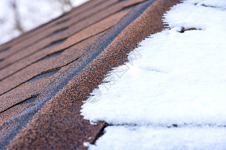 红色带状疱疹 冬天 用木瓦做成的房子的屋顶上覆盖着雪 特写 沥青瓦在严重霜冻条件下的抗冻性和弹性天气屋顶建筑雪花建筑学季节温度维图片