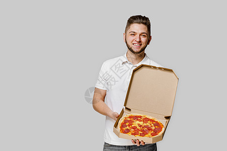 餐厅的在线披萨安全送货服务 带奶酪板的比萨做广告 孤立的白色背景 空白的广告空间图片