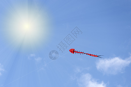 放风筝 一只五颜六色的风筝在天空中飞翔 与云彩和太阳的蓝天 文本或复制空间的空间彩虹航班自由飞行幸福童年蓝色尾巴娱乐玩具图片
