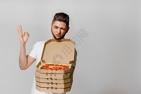 年轻的白人男子表明 好 餐厅在线比萨饼配送 没有冠状病毒的安全交付 披萨为披萨店做广告图片