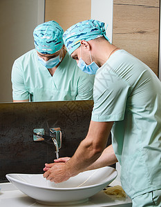 外科医生在手术前先用抗消毒剂洗手 经常洗手以阻止大流行的 Corona病毒共19图片