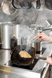 锅里有炸鸡片 煮拉面汤 厨师用日本棍子来接鸡吃海鲜午餐陶瓷大豆味道食物制品美食洋葱盘子图片