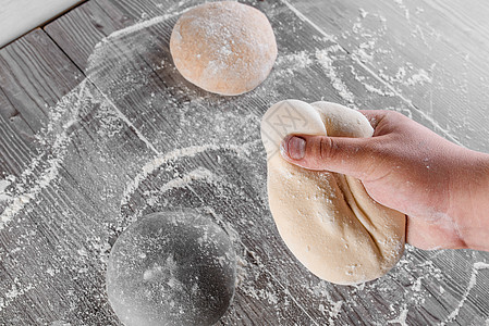 小面团球 面粉在手 用意大利白面圈做披萨 餐厅的食物空白烹饪包子厨房小麦酵母面团自然光营养饮食食谱图片