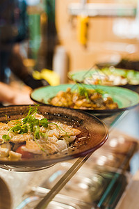 根据社交距离 快餐店的沙拉 检疫期间在咖啡馆带走食物 盘子里的健康沙拉胡椒香菜洋葱黄瓜饮食小吃乳酪营养美食胸部图片