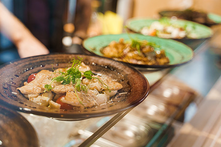 根据社交距离 快餐店的沙拉 检疫期间在咖啡馆带走食物 盘子里的健康沙拉营养乳酪胸部美食午餐洋葱小吃香菜草药饮食图片