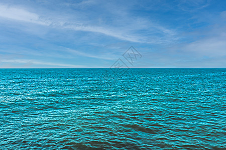 美丽的绿宝石海水对着蓝色的天空 从热带海滩看 阳光明媚的夏天 休息图片