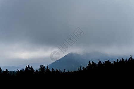 在雨天和大雾天 暴风雨和雷暴前的山区黄昏 恶劣的天气条件 喀尔巴阡山脉的山峰树木远足公园旅行叶子爬坡风景下雨热带天空图片