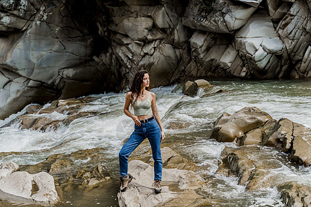女孩正在卡尔帕提亚山上旅行 感受自由 山河瀑布 连带瀑布和美丽的年轻女子等森林溪流公园岩石风景愁云下雨地标天空流动图片