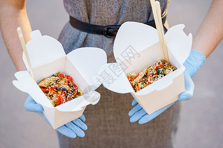 女孩拿着面面条 手握着虾 酱油 中国辣味食品装在可支配生态盒里 在果冻中午餐蔬菜饮食营养拉面女士饭盒广告美食沙拉图片
